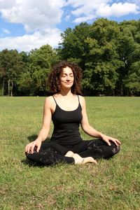 yogalehrerin-isabelle-meditation-entspannung-schneidersitz-shukasana-natur-libelleyoga.de